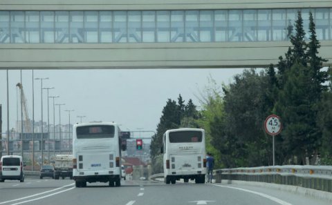 Bakıda avtobus sürətlə dayanacağa çırpıldı: ölən və yaralanan var