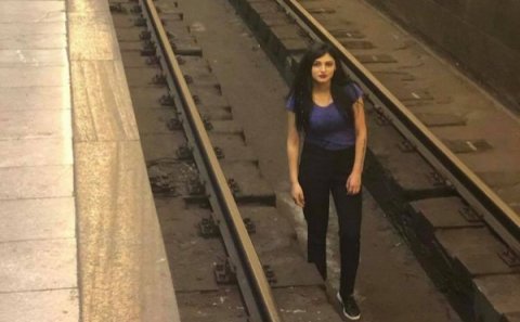 Bakı metrosunda qız relslərin üzərində şəkil çəkdirdi -  FOTOLAR