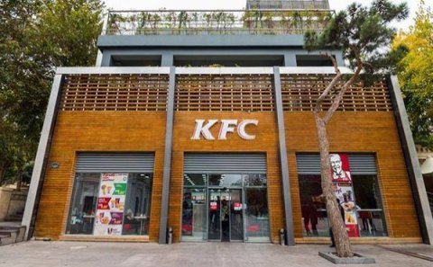 Bakıda məşhur restoranın mühafizəçisi üç müştərini döydü
