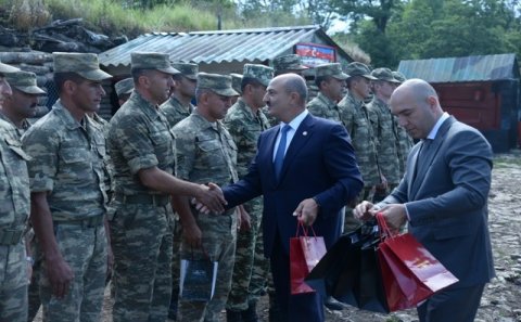 Nəsimi İcra Hakimiyyətinin rəhbərliyi və ictimaiyyət nümayəndələri əsgərlərimizi təbrik etmişlər-FOTOLAR