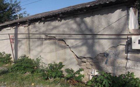 Məcburi köçkünün yaşadığı ev başına uçur