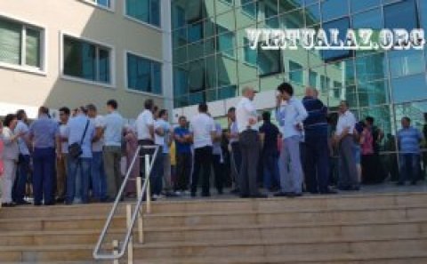 Valideynlər bağlanmış litseydən izahat tələb etdilər: “40-50 min manat təhsil haqqı ödəmişik”