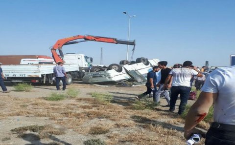 Bakıda sərnişin avtobusu aşdı – Ölən və yaralananlar var