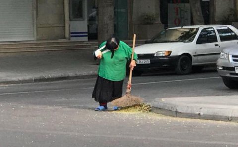 Bakıda ürəkləri sızladan mənzərə - Qolu sınıq, xəstə süpürgəçi iş başında - FOTO