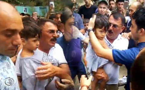 Nabranda itkin düşən 3 yaşlı uşaq belə tapıldı: Atası xilaskarın önündə diz çökdü – VİDEO