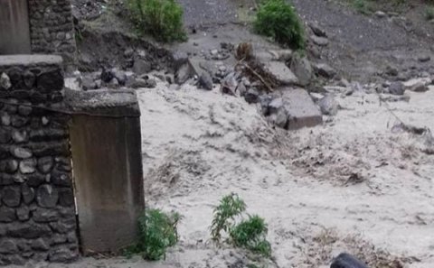 Qaxda sel suları körpünü uçurdu: bir kəndlə əlaqə kəsildi (FOTO)