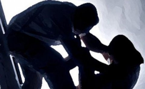 Gəncədə ər arvadını məhkəmə binasının qarşısında qətlə yetirib