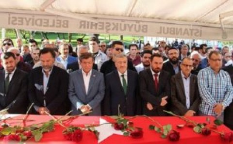 Əhməd Davutoğlu və İstanbul polisinin şefi Etimad İsmayılovla vida mərasimində