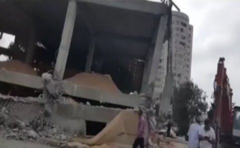 Bakıda yeni tikilən bina çökdü - VİDEO