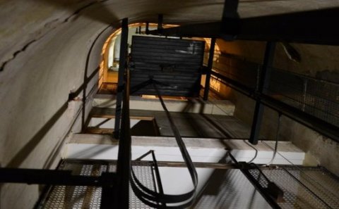 Bakıda lift qırılıb xadimənin başına düşdü – ANBAAN GÖRÜNTÜLƏR – VİDEO