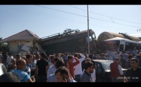 Avtobusun qatarla toqquşmasına görə 2 nəfər həbs olunub – RƏSMİ