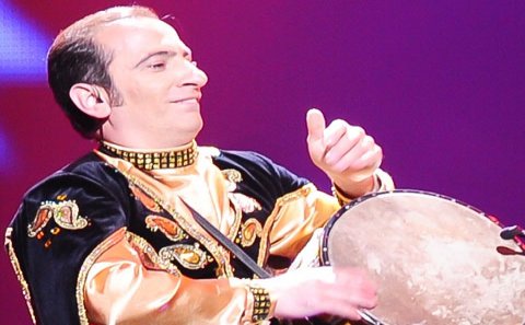 Xalq artisti ölkədən gedəcəyini dedi və ağladı