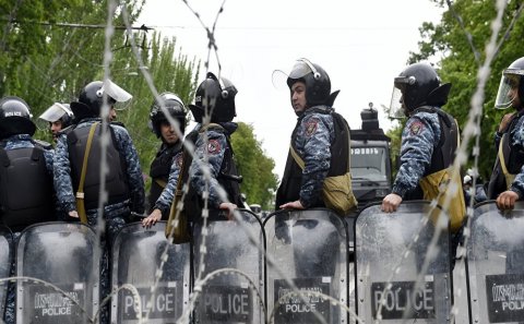 Paşinyana qarşı kütləvi narazılıq baş qaldırıb, polis orqanları çalxalanır