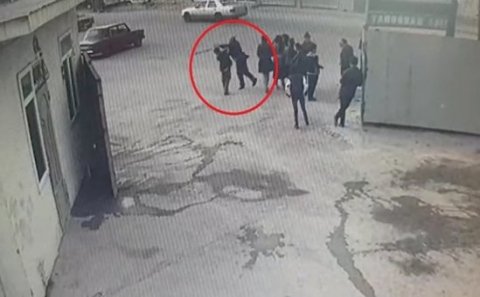 Azərbaycanda rəzalət: müəllim küçənin ortasında şagirdi belə döydü - ANBAAN VİDEO