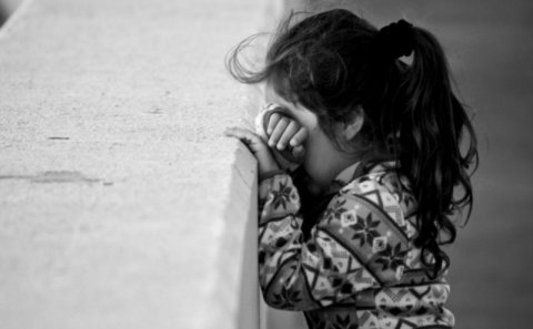 Narkoman kişi 10 yaşlı qızı binanın damında zorladı - Bakıda