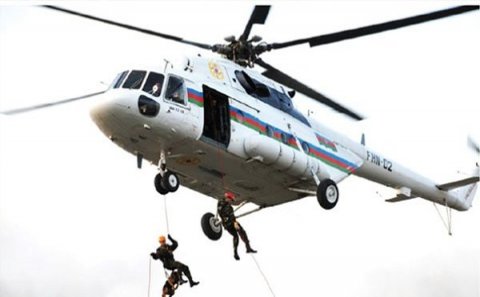 Bakıdan Gəncəyə helikopterlə xilasedicilər və itlər aparıldı (RƏSMİ)