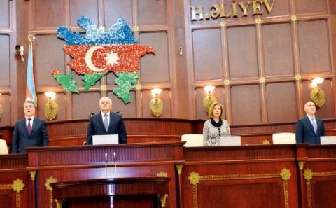 Vergi Məcəlləsinə dəyişikliklər qəbul edildi - Aksizlər qalxdı, ofisiant və bərbər də vergi verəcək 