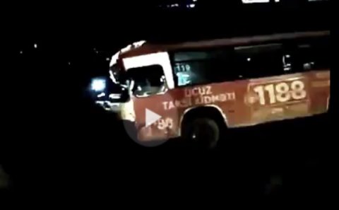 Gecə baş vermiş avtobus qəzasının görüntüləri - Video