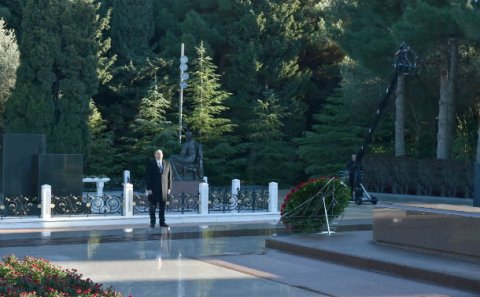 İlham Əliyev Heydər Əliyevin məzarını ziyarət edib