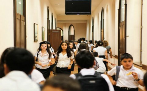 Bakıda məktəbli̇ qız dərsə ni̇yə buraxılmır? – di̇rektordan açıqlama