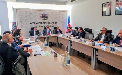 2 vəkilin fəaliyyəti dayandırıldı