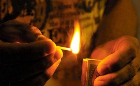Azərbaycanlı alverçi qadını yandırmaqla hədələdi - RUSİYADA