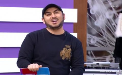 Tolik efirə Ermənistanın gerbi əks olunan paltarda çıxdı - Prodüserdən AÇIQLAMA (FOTOLAR)