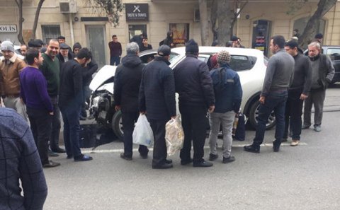 Bakıda qəza - Qadın sürücü özünü “Nissan”dan yola atdı+ Fotolar