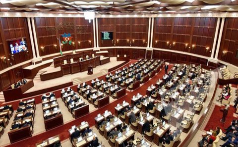 Deputatların əmək haqları 5 000 manat oldu