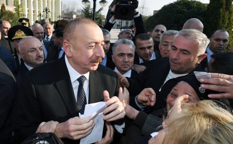 Əliyev Ağsuda sakinlərlə görüşüb - Ərizələrini qəbul edib +Fotolar