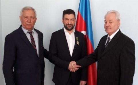 Səfər Əbiyev yenidən gündəmdə - Jurnalistə medal verdi/Foto