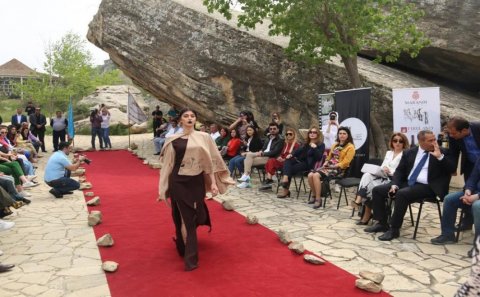 “İpək Yolunda Qobustan. İncilərin rəqsi” adlı geyim kolleksiyası nümayiş olunub