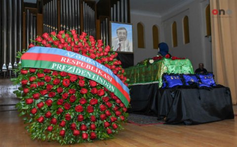 Prezidenti İlham Əliyev Arif Məlikovla vida mərasimində iştirak edir