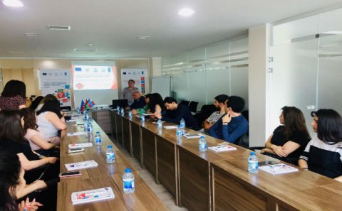 “Dayanıqlı İnkişaf Məqsədlərinin Tətbiqi Vasitəsilə Gender Əsaslı Bələdiyyələrin Təşviqi” layihəsi çərçivəsində Dəyirmi Masa keçirildi – FOTO