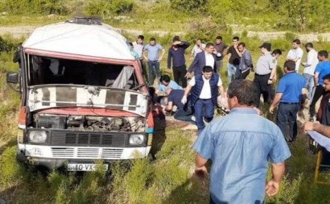 Yevlaxda tələbələrin olduğu mikroavtobus aşdı: ölənlər var - FOTO