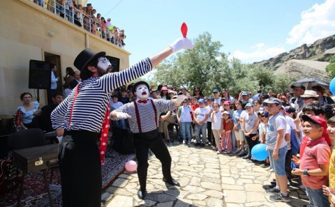 Qobustan Milli Tarix-Bədii Qoruğunda növbəti tədbir Uşaqların Beynəlxalq Müdafiəsi Gününə həsr olunub – FOTO