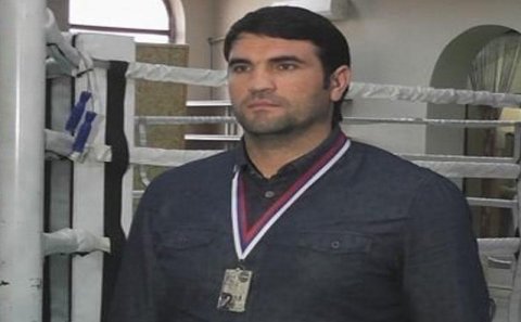 Qayınatasını döyən dünya çempionuna cəza istənildi