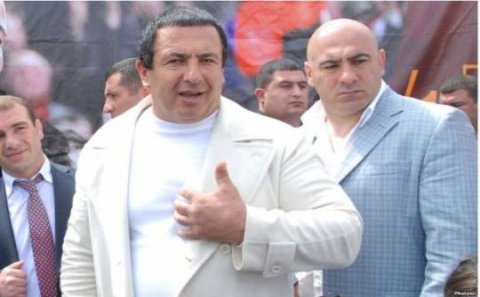 Sarukyan Paşinyana meydan oxudu: məşhur oliqarx polisin çağırış vərəqini cırıb atdı