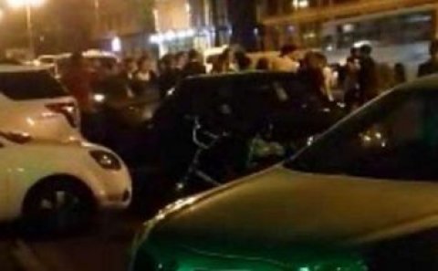 Bakıda toydan sonra bəylə gəlinin qohumları arasında dava – Qadınlar ayırmağa çalışdı – VİDEO