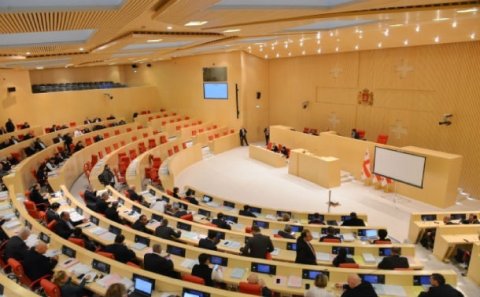 Gürcüstan parlamentində mübahisə – İclasa fasilə verilib