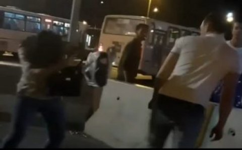 Bakıda avtobus sürücüsü qadın sərnişini döydü – VİDEO