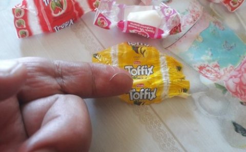 Bakıda uşaqların çox sevdiyi məşhur konfetin içindən iynə çıxdı - FOTO