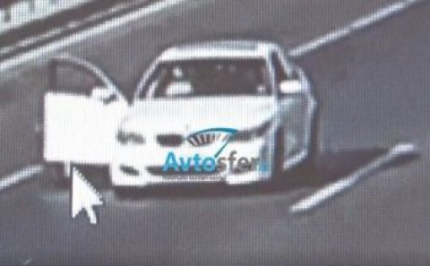Aeroport yolunda qız özünü “BMW”dən atdı – VİDEO