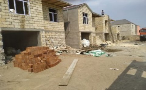 “BU QANUN-QAYDASIZ TİKİNTİLƏR RAHATLIĞIMIZI POZUB…” – Abşeron İcra Hakimiyyətindən şikayət (FOTO)