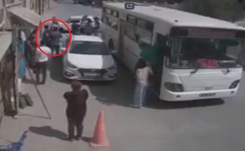 Bakıda sürücünü avtobusdan düşürdüb döydülər - ANBAAN VİDEO