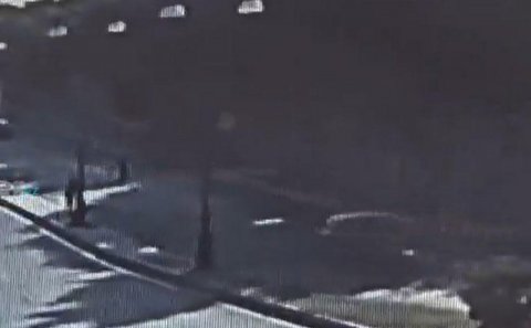 Bakıda maşın sürüşdü, yolu süpürən işçini vurub öldürdü - VİDEO