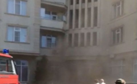 SON DƏQİQƏ! Bakıda 17 mərtəbəli binada partlayış, yanğın başladı - VİDEO