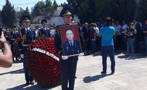 Hərbi pilot Rəşad Atakişiyev dəfn edilib - FOTO