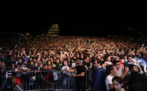 Bakıda keçirilən konsertdə həyəcanlı anlar - Polis köməyə gəldi - VİDEO