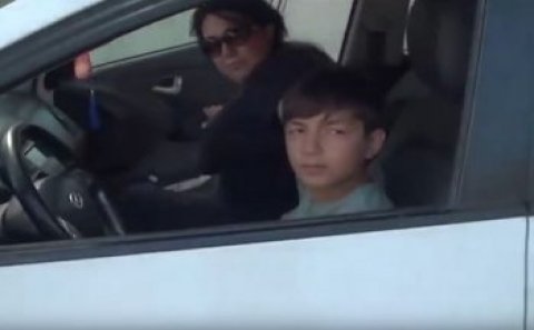 Polis azyaşlını maşın sürərkən saxladı – VİDEO
